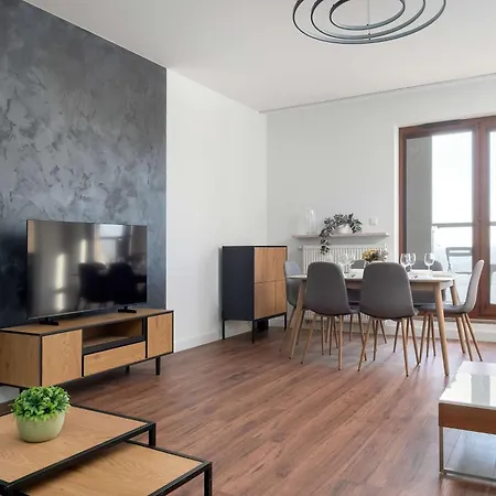 Apartment Comfortable With Parking And Balcony Next To Metro In By Renters