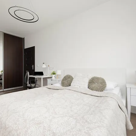 Comfortable With Parking And Balcony Next To Metro In By Renters Varsó