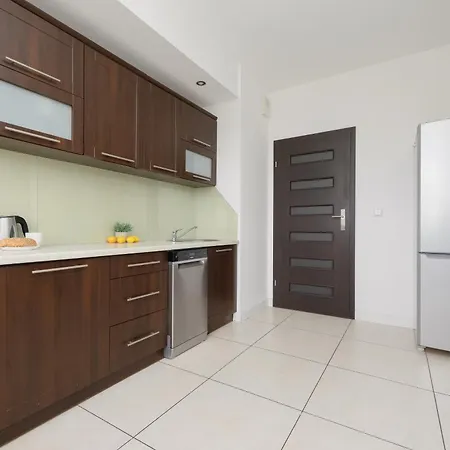 Comfortable With Parking And Balcony Next To Metro In By Renters Varsó