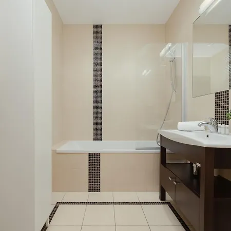 Comfortable With Parking And Balcony Next To Metro In By Renters Apartman Varsó