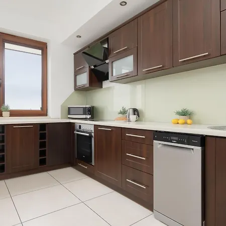 Comfortable With Parking And Balcony Next To Metro In By Renters Varsó